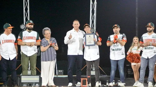 Rommel Pacheco recibe distinción como embajador de la LMB