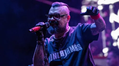 Vocalista de Panteón Rococó, es hospitalizado de emergencia