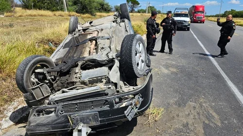 Atiende Guardia Estatal volcadura en la Carretera Federal 85