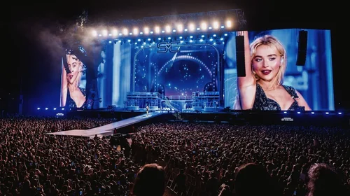 Sabrina Carpenter modera su actuación en cabeza de festival