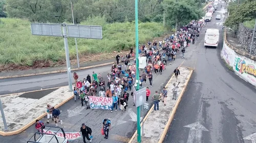 Caravana de 300 migrantes parten de Chiapas hacia la CDMX
