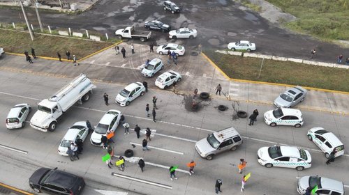 Transportistas bloquean autopista México-Querétaro
