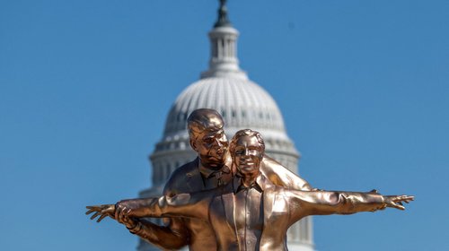 Colocan estatua de Trump y Epstein como Titanic en Washington