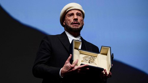 John Travolta rompe en llanto en Cannes tras recibir Palma de Oro