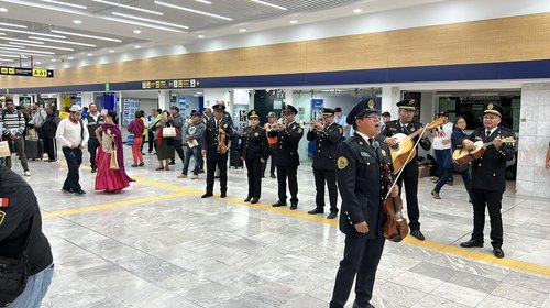 Recibe AICM a turistas con mariachi previo al Mundial