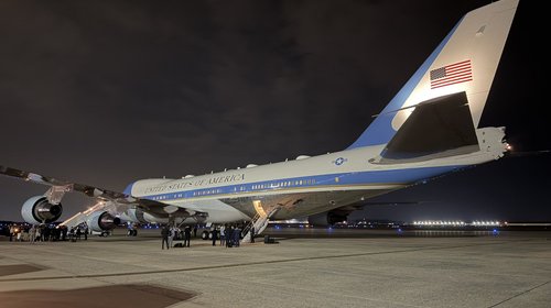 Trump retira el Air Force One y estrena polémico avión de Catar