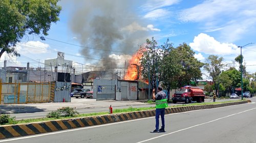 Incendio en bodega moviliza a emergencias en Iztapalapa