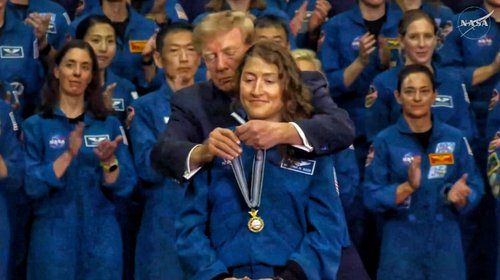 Trump entrega máxima distinción a astronautas de Artemis II