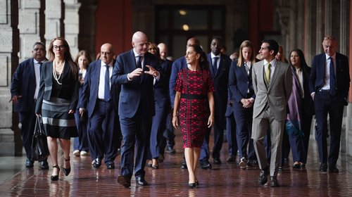 Sheinbaum recibe a Infantino en Palacio Nacional