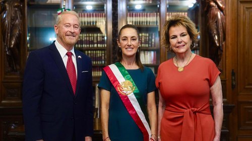 Embajador de EUA felicita a Sheinbaum por su cumpleaños