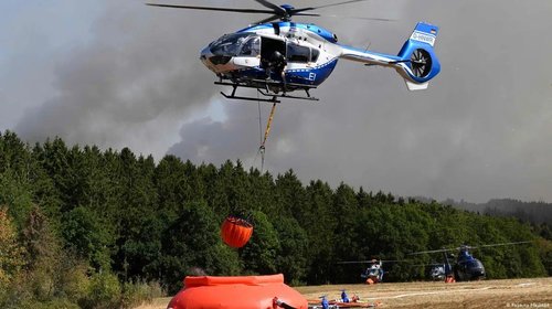 Evacuan a 150 personas por incendio forestal en Austria