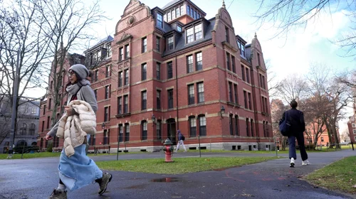 Jueza bloquea prohibición de inscribirse a extranjeros en Harvard