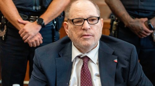  Harvey Weinstein reporta dolor de pecho en plena deliberación