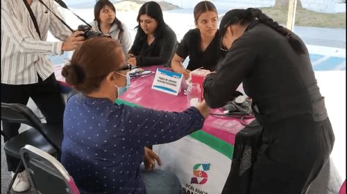 Adultos mayores acuden a revisiones gratuitas en Saltillo