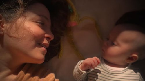 Natalia Lafourcade celebra su primer Día de las Madres