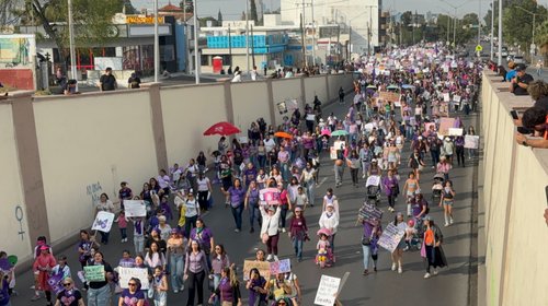Señalan a mando militar en marcha del 8M en Saltillo
