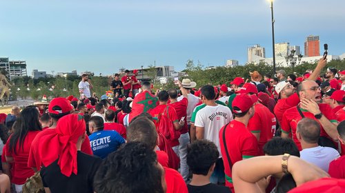 Aficionados marroquíes arman fiesta en la Macroplaza