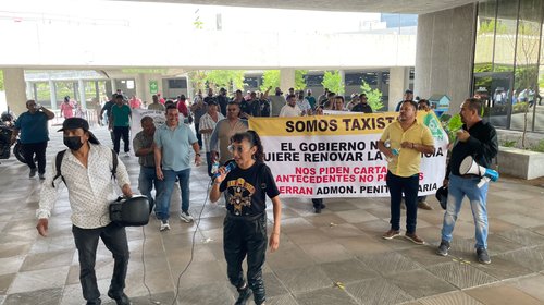 Protestan cerca de 200 taxistas y choferes de ruta urbana