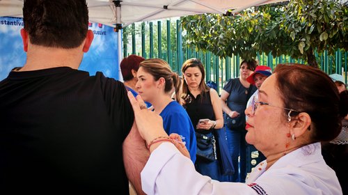 Monterrey aplica 4 mil vacunas contra sarampión