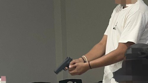 Alumno aparentemente armado dentro de escuela genera movilización