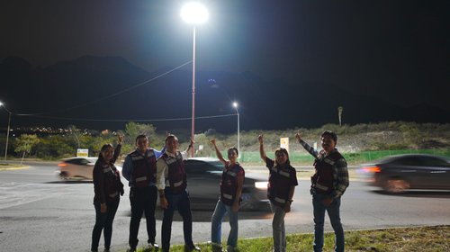 Encabeza Manuel Guerra encendido de mega torre de luz en Leones