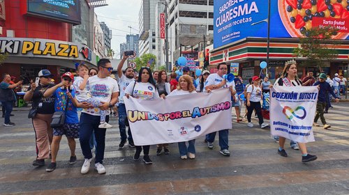 Marchan regios para concientizar sobre el autismo