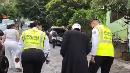 Tránsitos de Mty auxilian a hombre desorientado sobre carretera