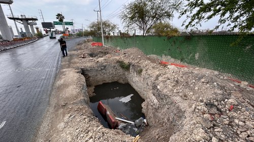 Alertan peatones por gran zanja en carretera al aeropuerto 