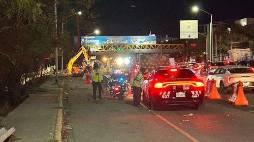 Inicia reparación en carril exprés de Morones Prieto tras desgaje