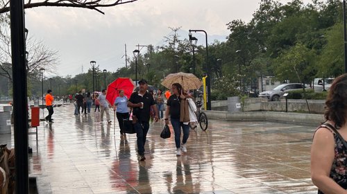 Regiomontanos acuden a la Presa de la Boca pese a lluvias 