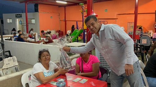 Más de 300 madres celebran con lotería en Arteaga