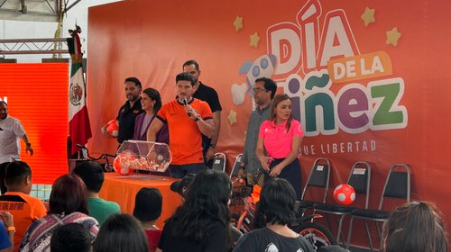 Celebran Día de la Niñez en Parque Libertad con regalos