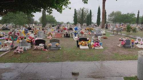 Familias reclaman retiro de objetos en tumbas de Matamoros