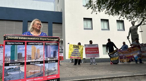 Protestan defraudados antes de audiencia contra Lobatón