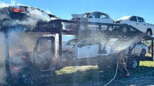 Incendio consume camión nodriza sobre la carretera 57