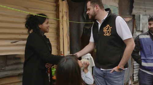 Cambian vida a vecina del Topo Chico al rehabilitar su vivienda