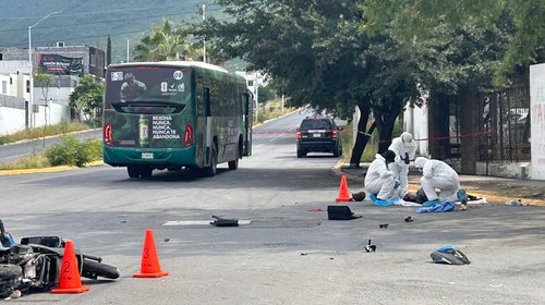 Muere motociclista tras choque con camión urbano en Escobedo