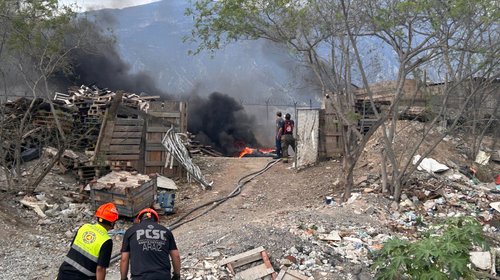 Incendio de plásticos y tarimas moviliza en Santa Catarina