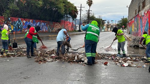 Realizan labores de limpieza tras inundaciones en Monterrey
