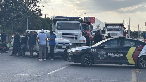 Se mantiene bloqueo de transportistas; exigen diálogo con alcalde