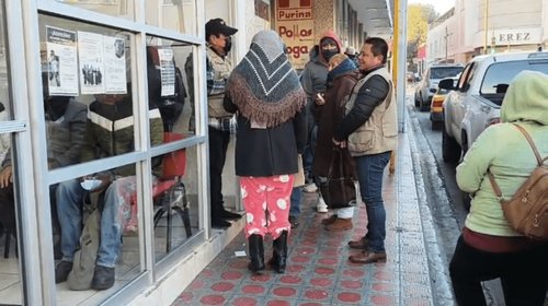 Abuelitos se 'congelan' esperando atención en Banco del Bienestar