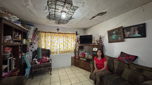 Se desprende parte de tacho de casa y casi cae sobre niña