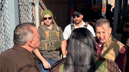 Entregan a exmagistrado para enfrentar cargos por violación