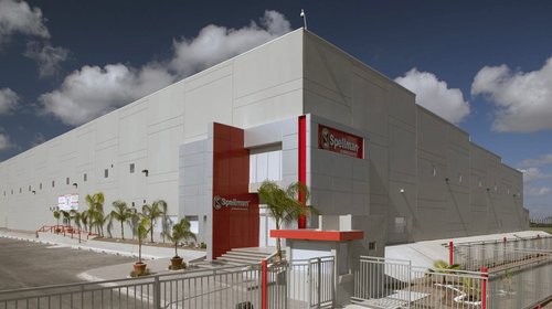 Cumple Spellman con liquidaciones tras despidos de trabajadores