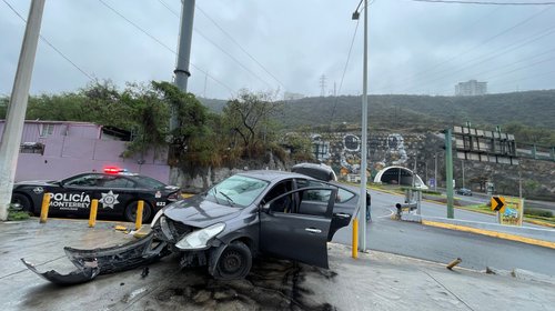 Choca contra postes de contención en Monterrey