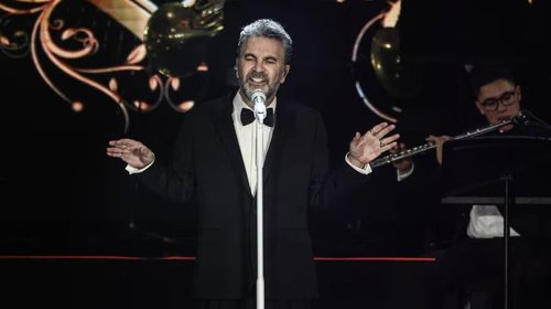 Emociona Mijares al quebrarse en pleno concierto sinfónico