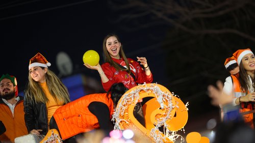 Encabeza Mariana Rodríguez desfile navideño en San Nicolás