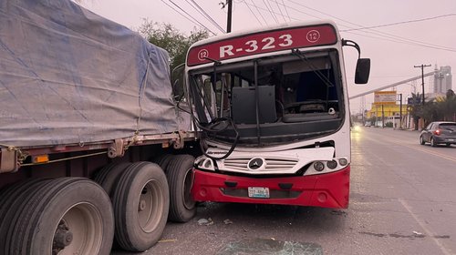 Dormita chofer de ruta urbana y choca contra tráiler