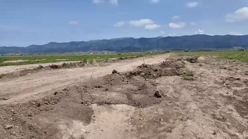 Rellenan con tierra grieta detectada en el ejido Tierras Prietas