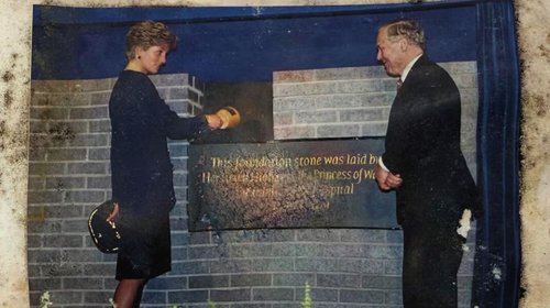 Extraen cápsula del tiempo que enterró la princesa Diana